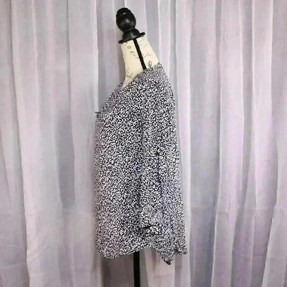 Lila Rose Size M Blue/white leopard print /geometric print blouse - Picture 8 of 14